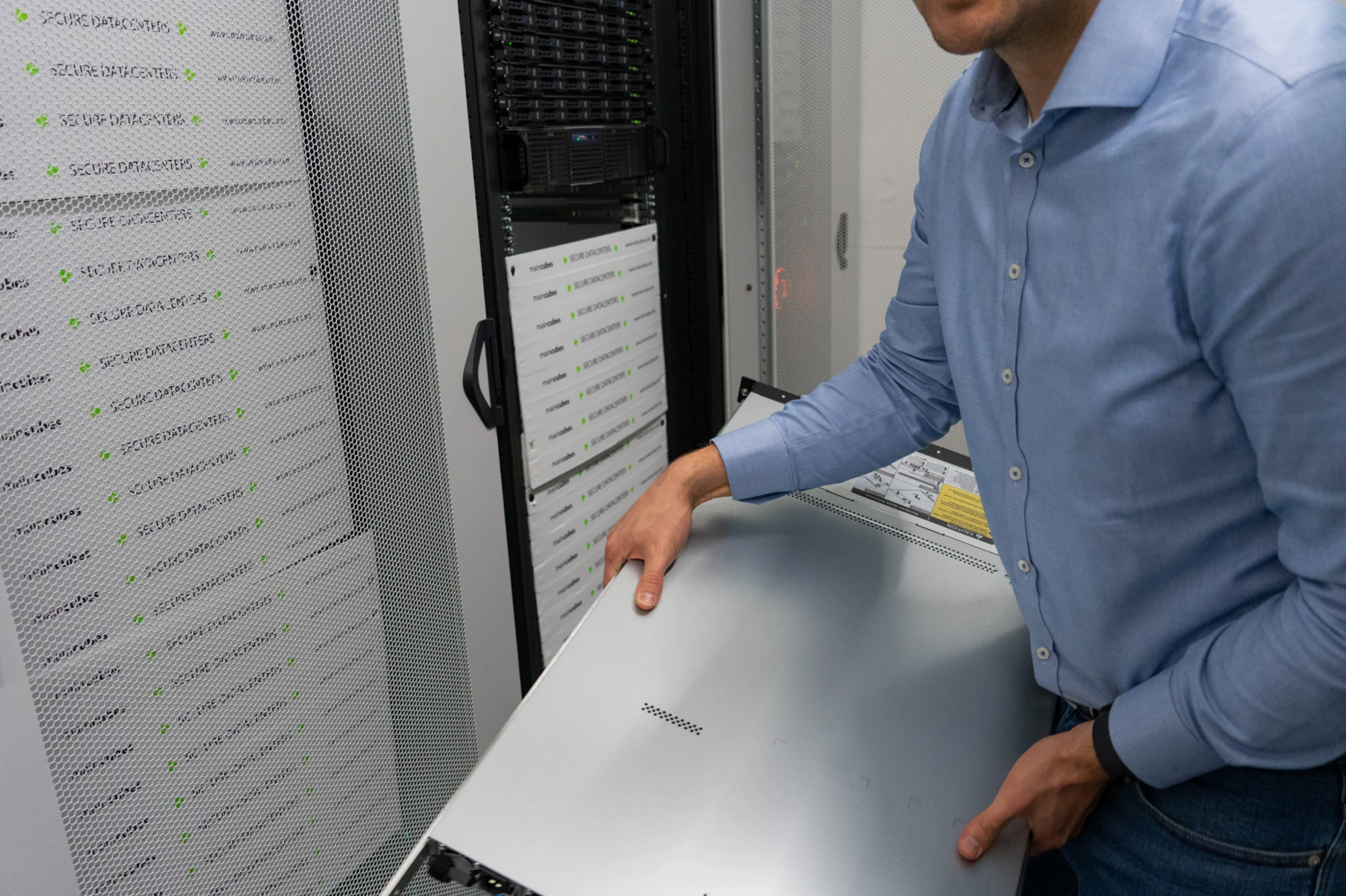 Ein Server wird zum Rack getragen